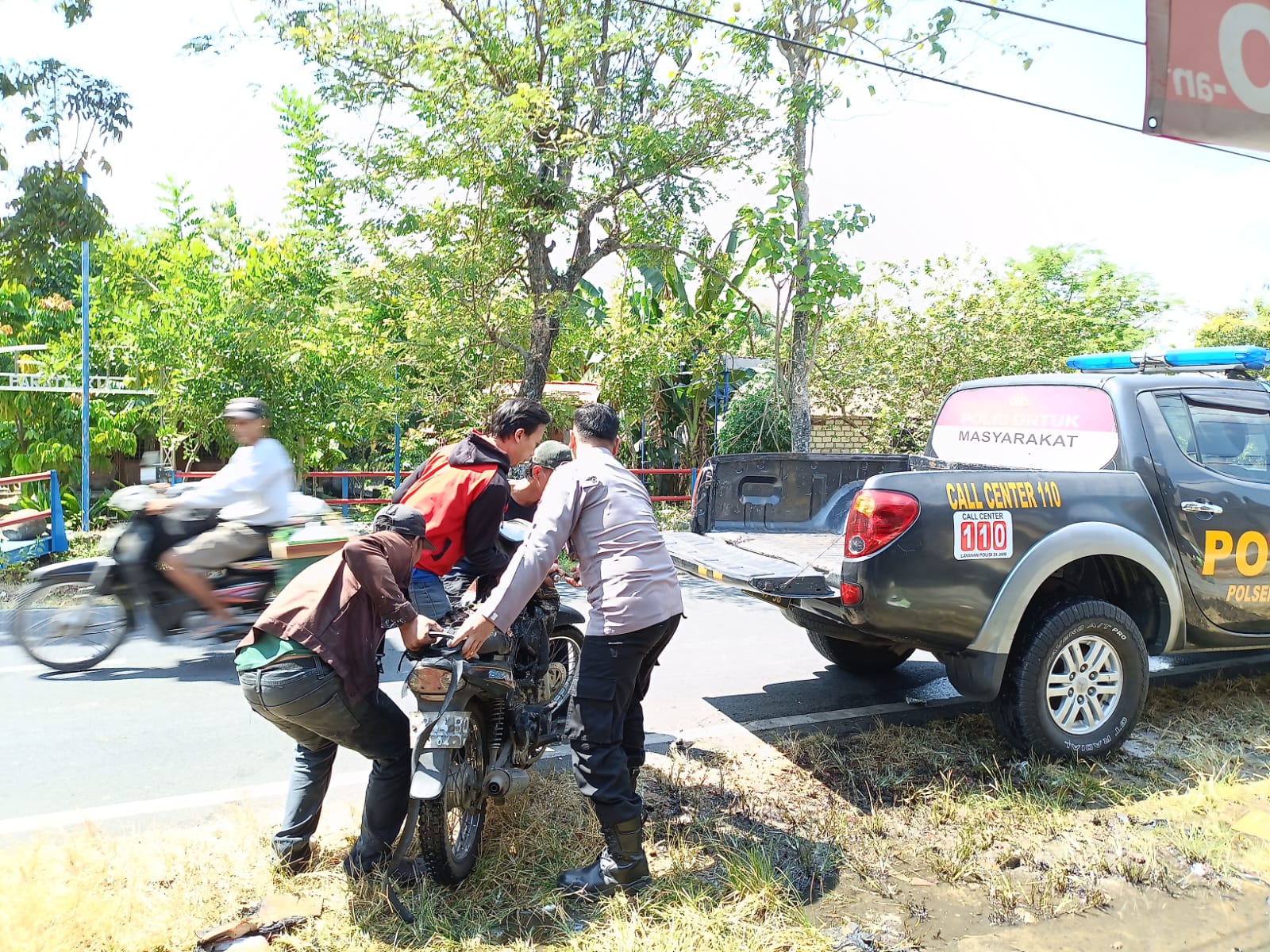 Sigap dan Humanis, Anggota Polsek Dander Bantu Kurir Paket Yang Motornya Terbakar di Jalan