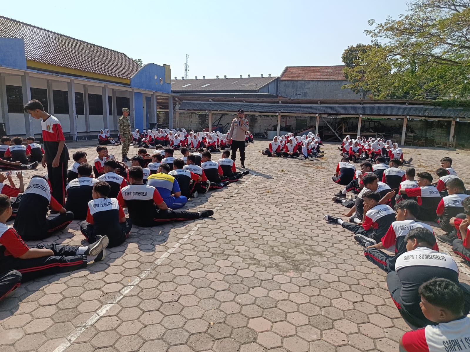 SINERGITAS TNI–POLRI BERIKAN PEMBINAAN KARAKTER DALAM RANGKA MPLS DI SMPN 1 SUMBERREJO
