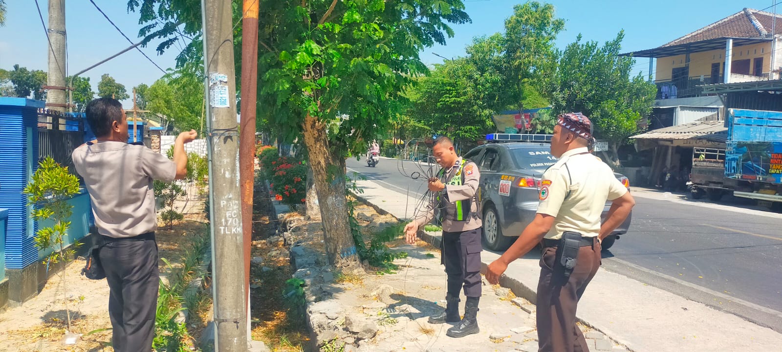 Respon Cepat Polsek Padangan Tindak Lanjuti Laporan Warga Adanya Kabel Wifi Putus