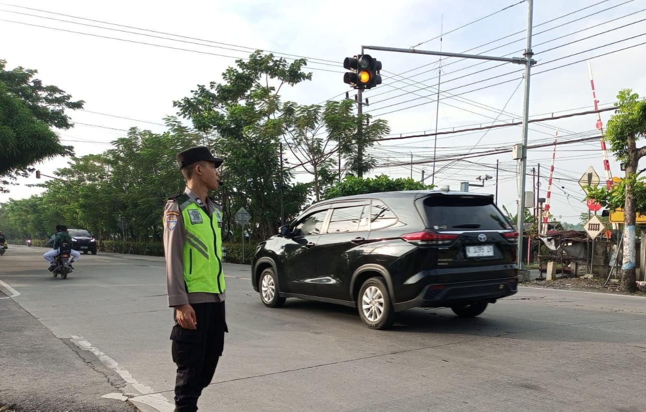 Polsek Kalitidu Komitmen Untuk Berikan Pelayanan Pada Pengguna Jalan Raya Dengan Sapa Pagi