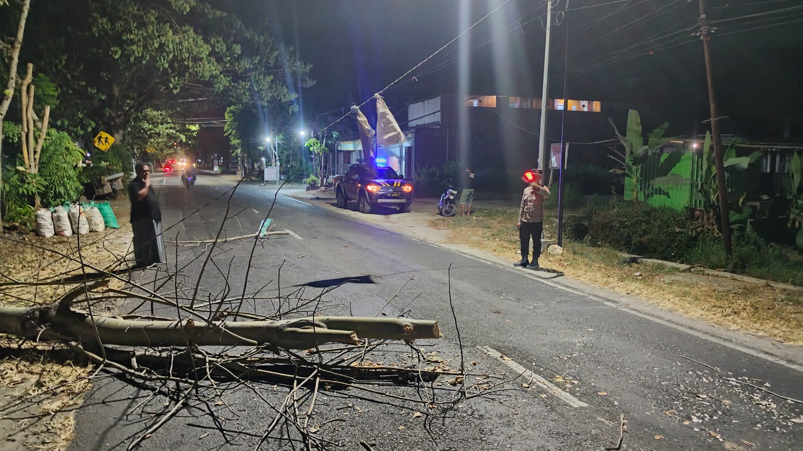 Respon Cepat, Polsek Dander Evakuasi Pohon Tumbang di Desa Mojoranu Setelah Laporan Masuk Call Center 110