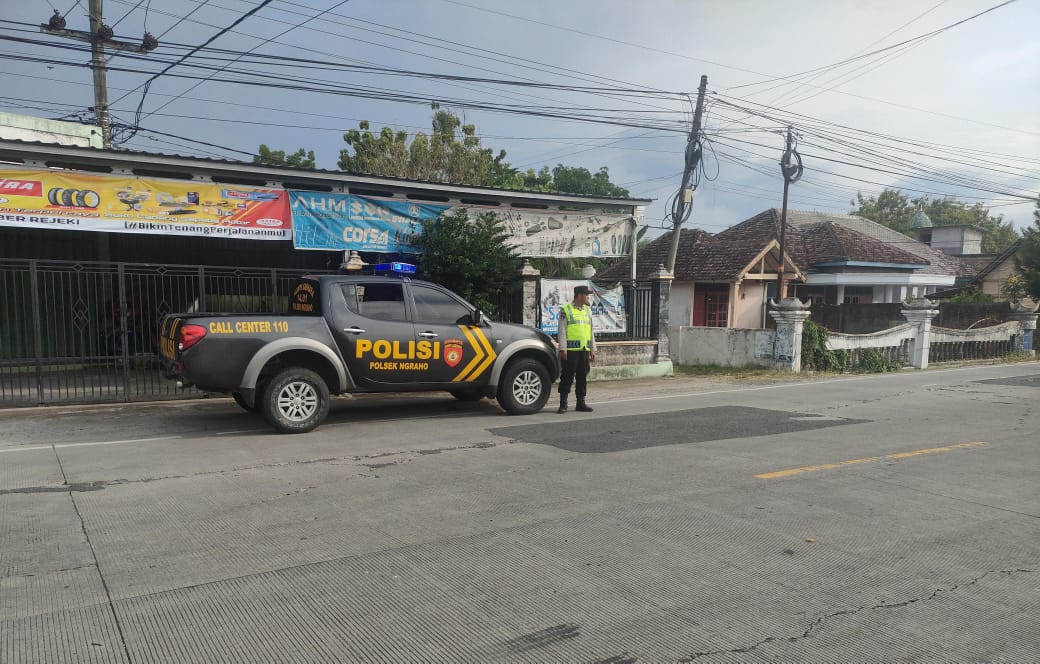 Personil Polsek Ngraho Laksanakan Patroli Siang Hari di Jalan Raya untuk Antisipasi Tindak Kejahatan 3C
