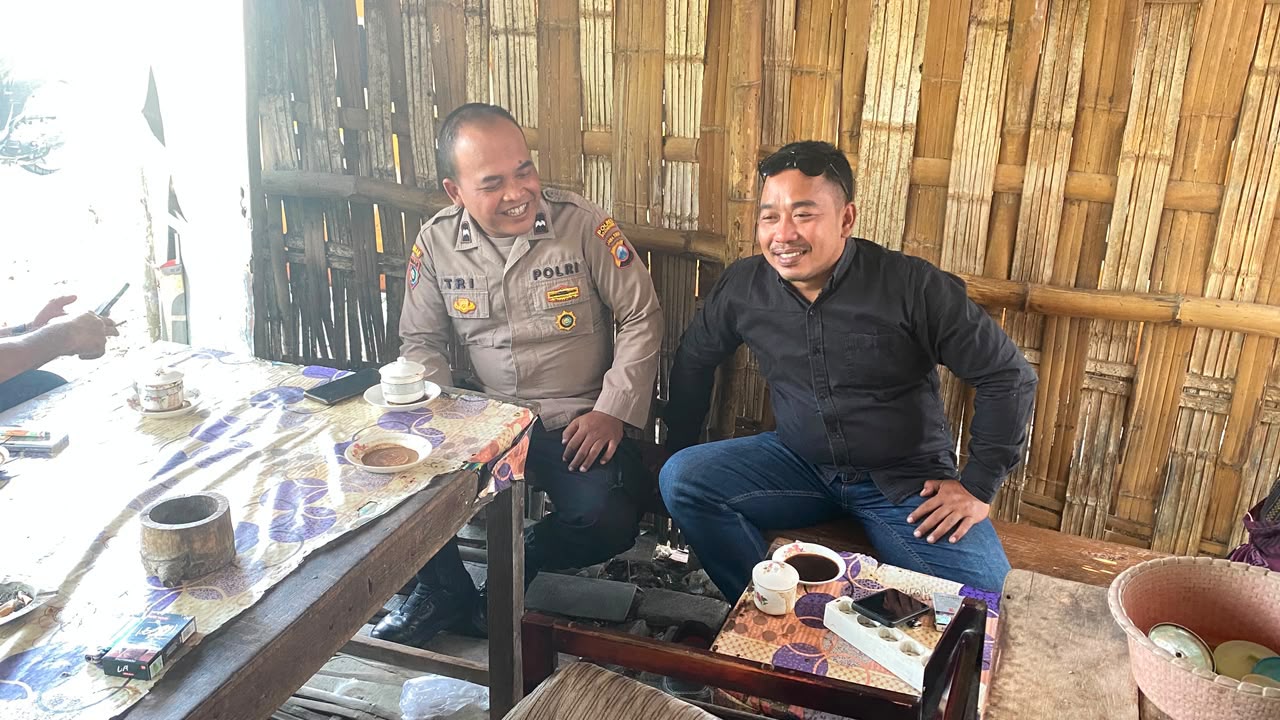 PATROLI DIALOGIS LEWAT SECANGKIR KOPI, POLSEK SUMBERREJO PERERAT KEMITRAAN DENGAN MASYARAKAT