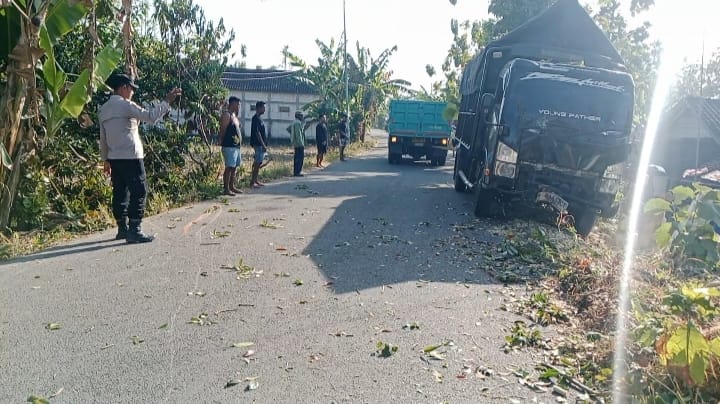Personil Polsek Ngasem Gatur Lalin Dalam Evakuasi Kendaraan Laka