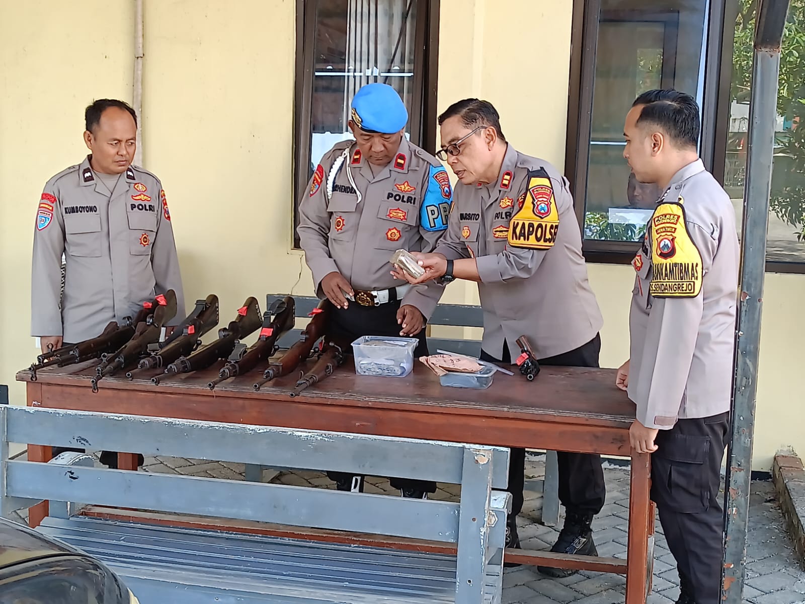 Kapolsek Dander dan Kanit Propam Laksanakan Pemeriksaan Senjata dan Amunisi Inventaris Polsek Dander