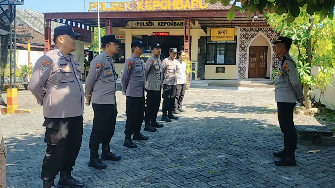 Tingkatkan Kesiapsiagaan Personel, Polsek Kepohbaru Gelar Latihan Simulasi Sispam Mako
