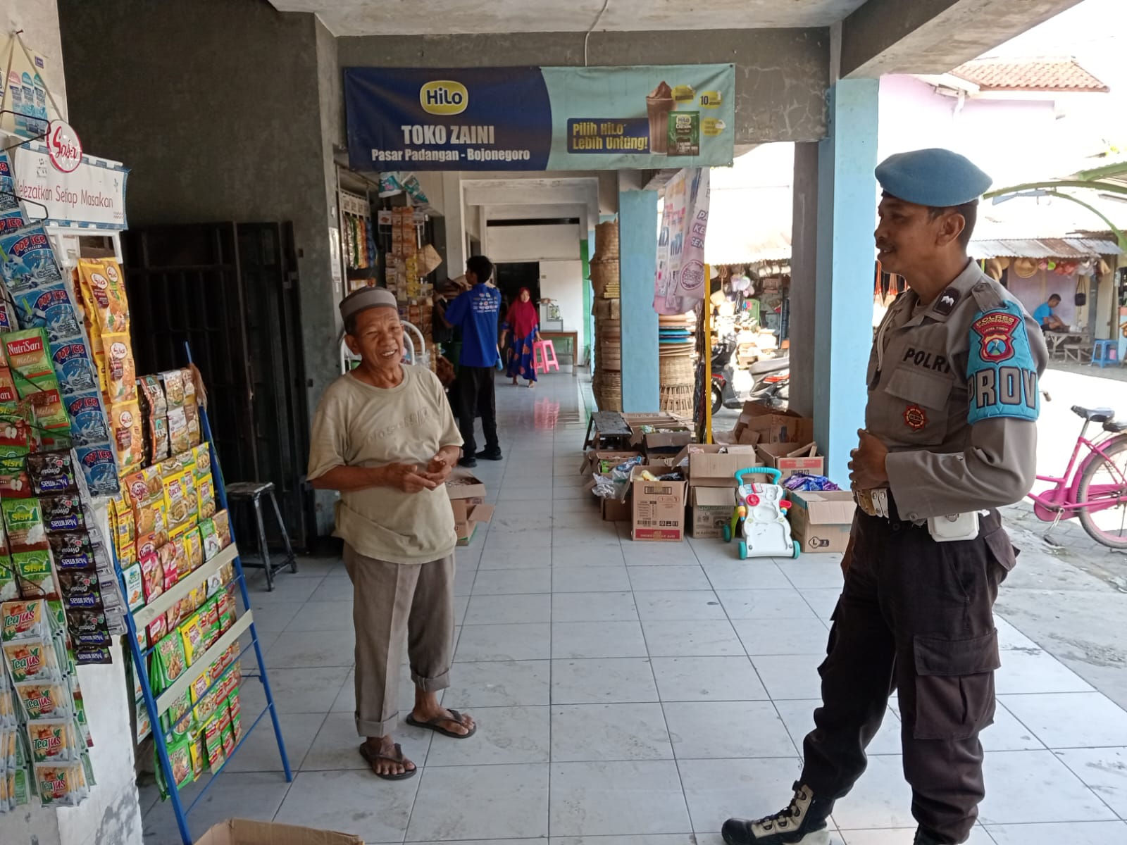 Menjaga Kondusifitas Wilayah, Polsek Padangan Laksanakan Patroli Sapa Siang di Pasar Padangan