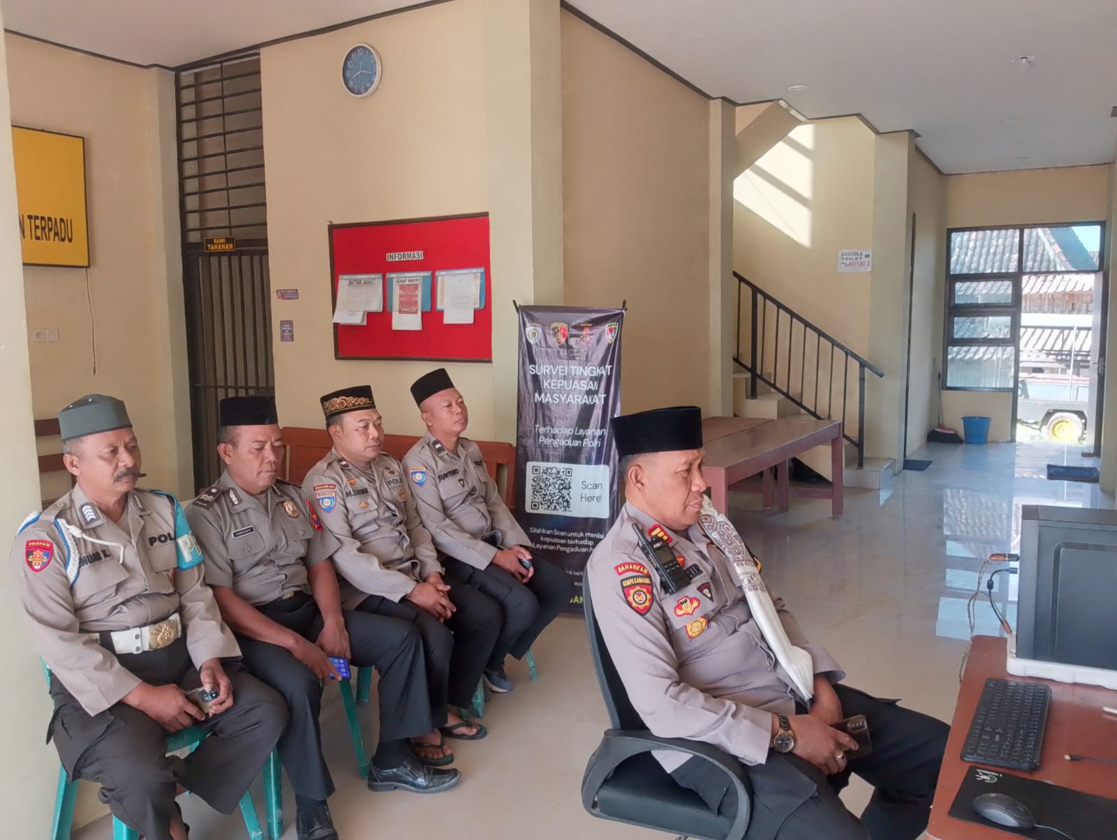 Kapolsek beserta Personil Polsek Ngambon Mengikuti Zoom Binrontal di Polsek Ngambon.