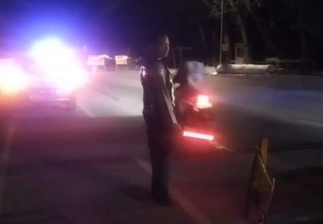 Untuk Kelancaran Arus Lalulintas Adanya Perbaikan Jalan, Polsek Padangan Gatur Lalin Malam Hari di Jalan Raya Perbatasan Padangan