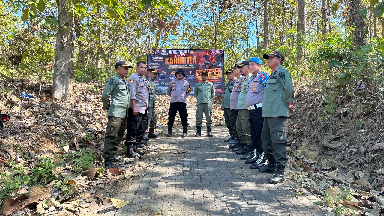 Polsek Malo Bersama Perhutani KPH Parengan Laksanakan Pemasangan Banner Antisipasi Kebakaran Hutan dan Lahan (Karhutla)