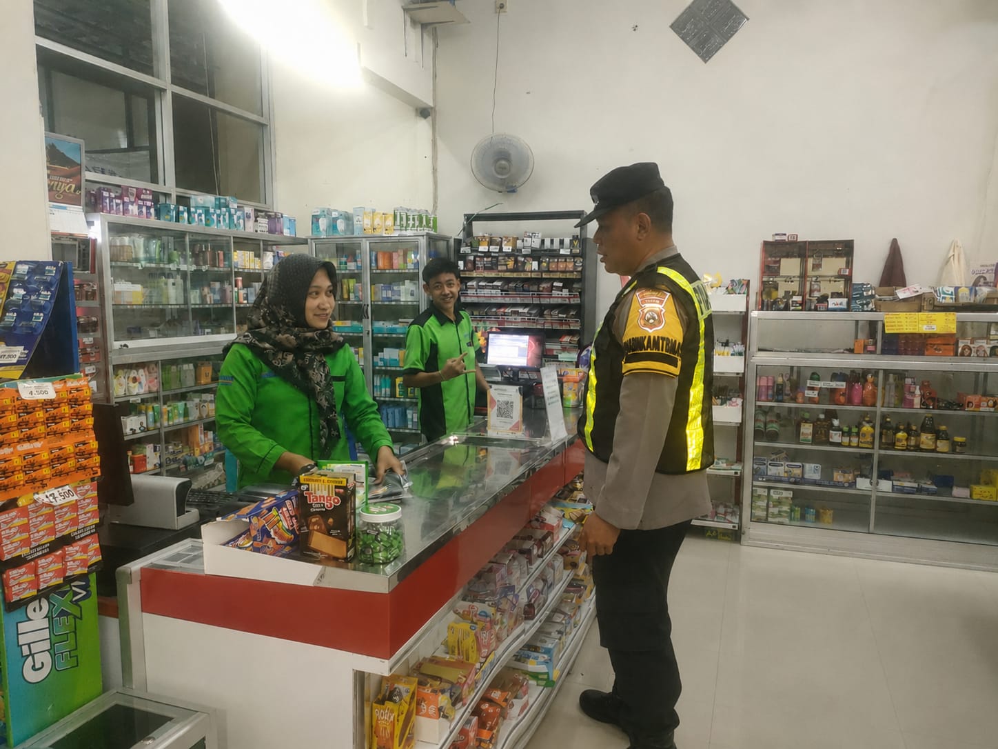 Bhabinkamtibmas Polsek Kanor Patroli Sambang Di Pertokoan Sambil Berikan Himbauan