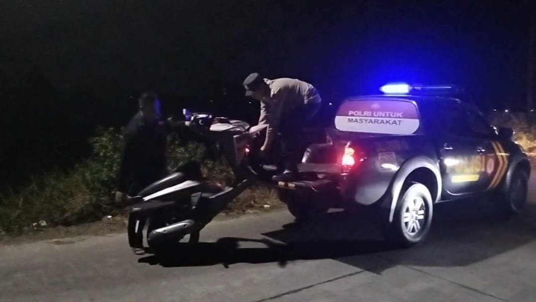Wujud Kepedulian, Anggota Polsek Dander Bantu Evakuasi Motor Mogok Milik Warga ke Bengkel