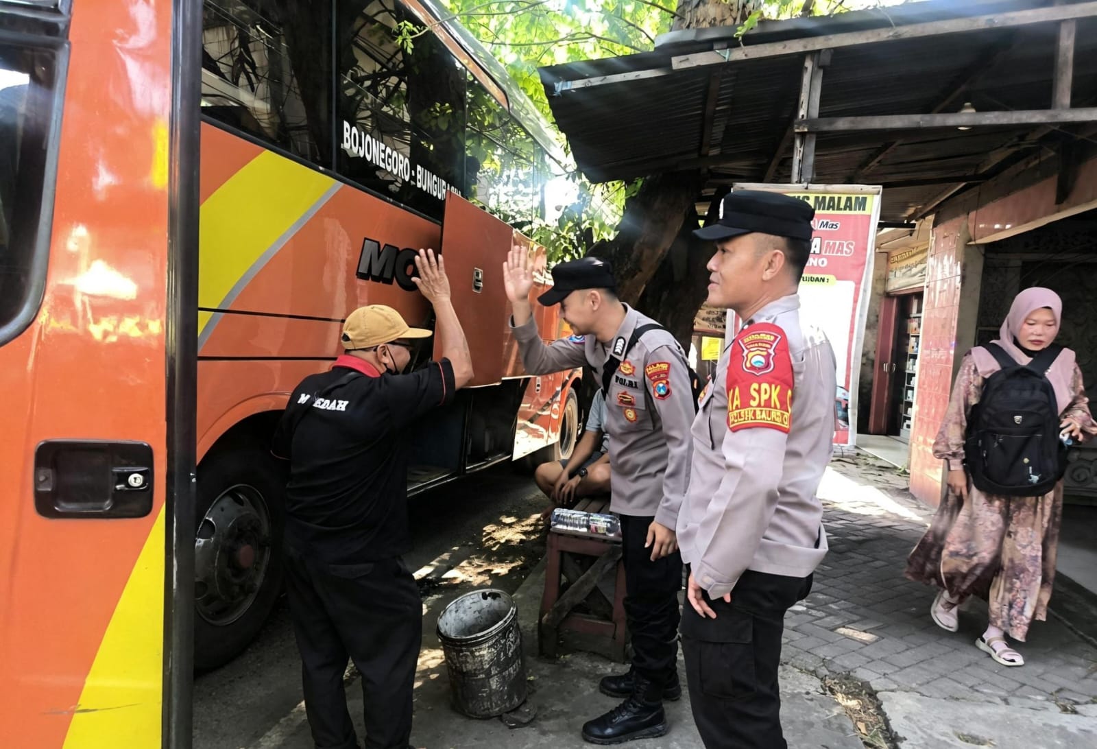 Personil Polsek Baureno Berikan Himbauan Pada Sopir Bus Untuk Utamakan Keselamatan