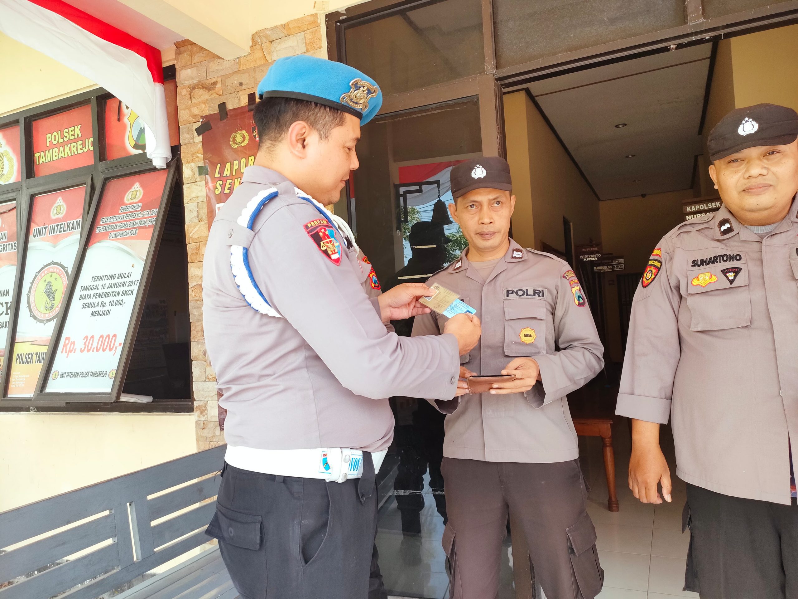 Untuk Kepastian Kesiapan dan Penggunaan Sesuai Prosedur, Polsek Tambakrejo Laksanakan Pengecekan Senpi Dinas Polri