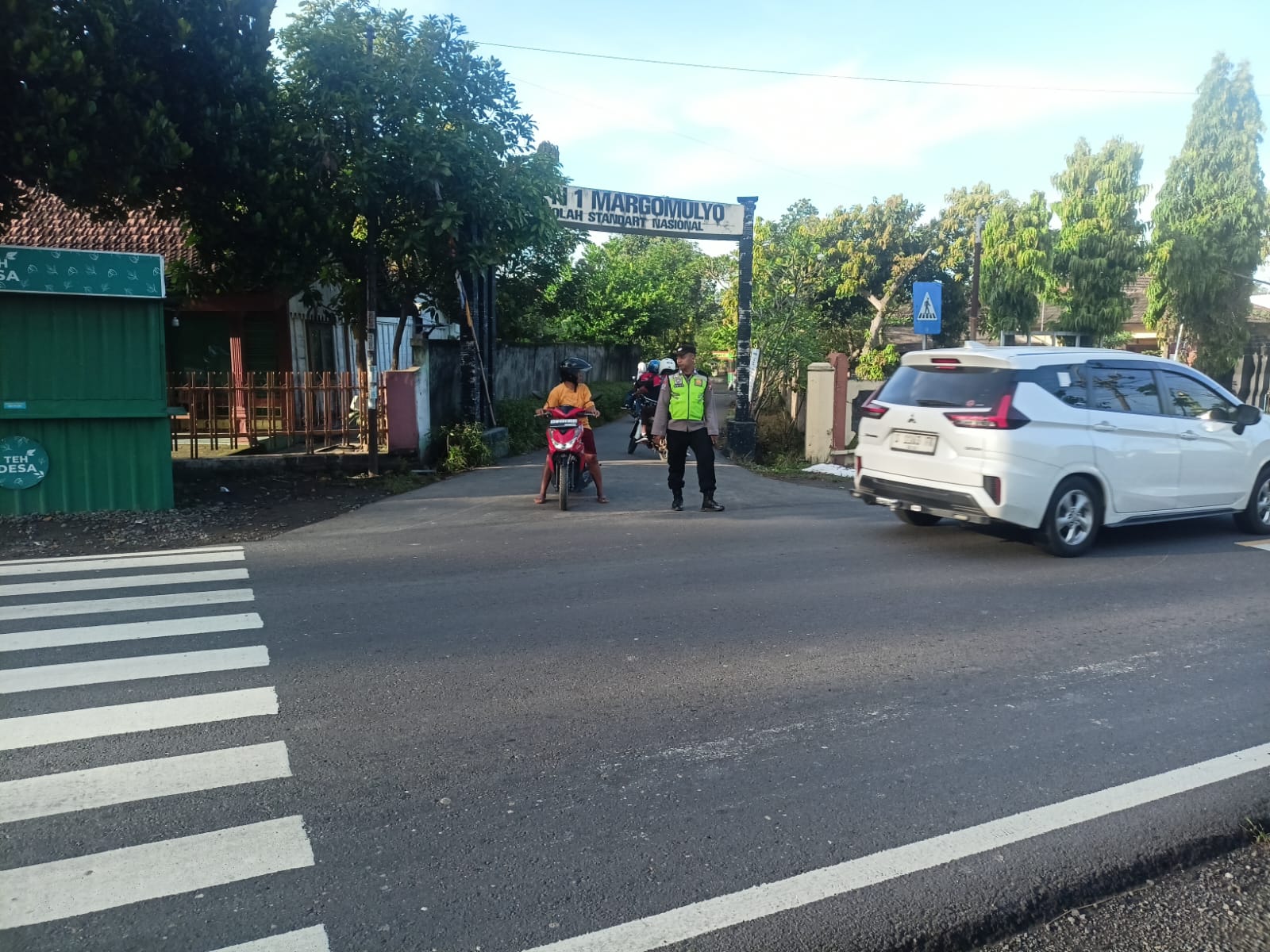 Polsek Margomulyo Sapa Pagi Pengaturan Arus Lalu Lintas Anak Sekolah di SMPN Margomulyo