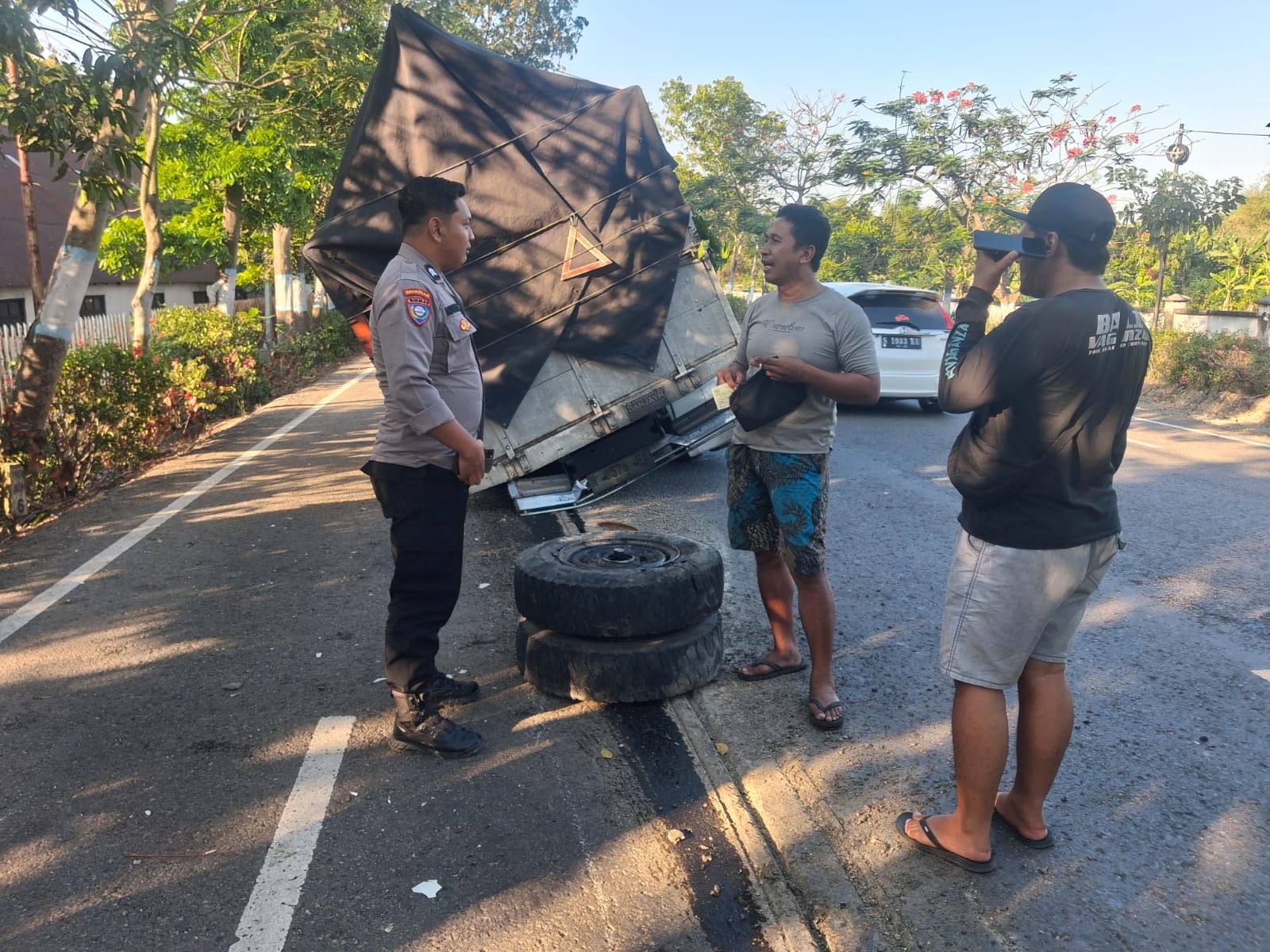 Respon Cepat Polsek Baureno Atas Aduan Masyarakat Truk Mogok di Jalan Raya Bojonegoro-Babat