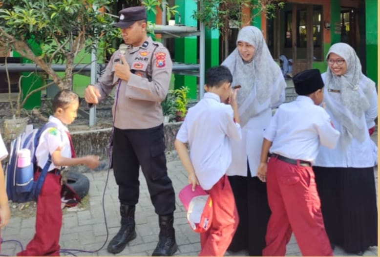 Menanamkan Sikap Kedisiplinan dan Wawasan Kebangsaan, Panit Binmas Polsek Padangan Sebagai Pembina Upacara di SDIT Nurul Huda Padangan