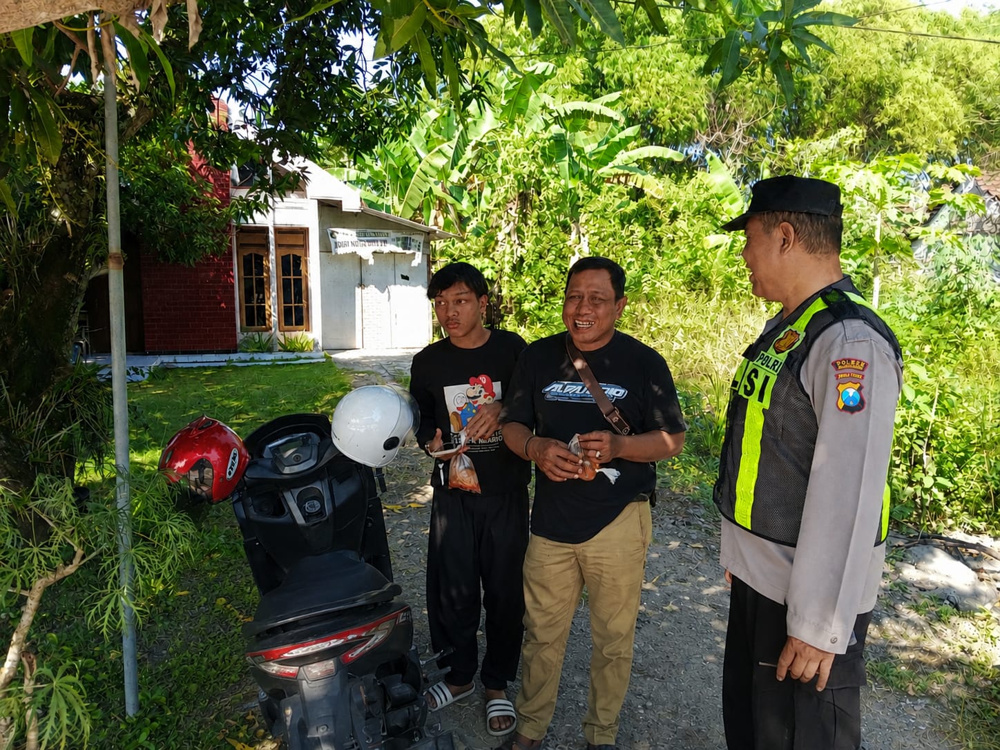 Bhabinkamtibmas Polsek Kanor Tingkatkan Sambang Sekaligus Berikan Himbauan
