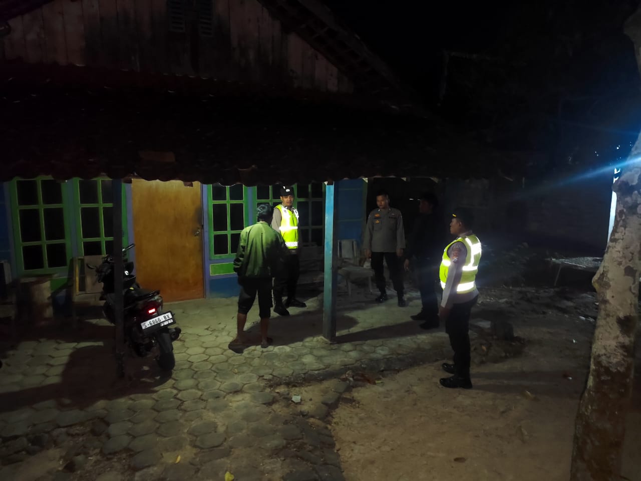 Anggota Polsek Gondang Giat patroli Dialogis dengan warga Desa