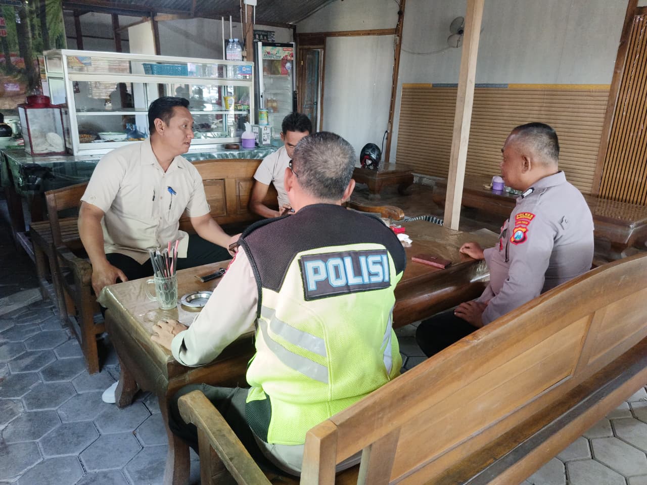 Patroli Dialogis dan Sambang Guna Jaga Situasi Kamtibmas Tetap Kondusif di Wilayah Hukum Polsek Ngraho