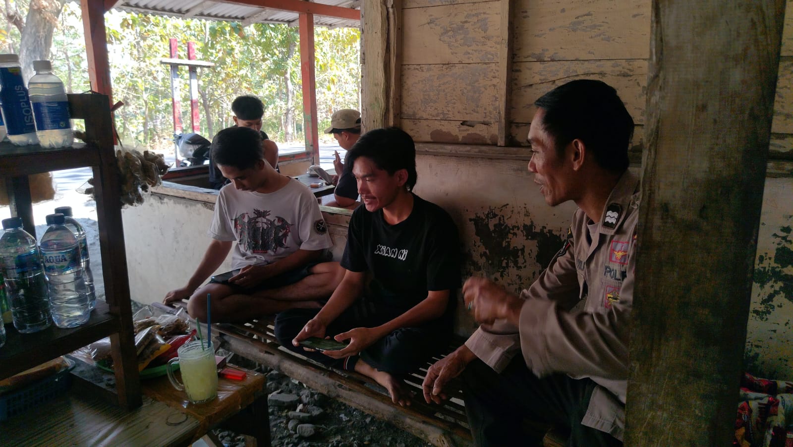 Anggota Polsek Gondang Giat Sambang dan Dialogis dengan Warga Masyarakat