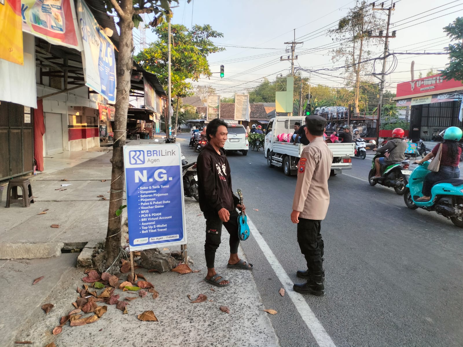 Jaga Kamtibmas dan Ketertiban, Anggota Polsek Dander Berikan Himbauan Humanis Kepada Pengamen di Lampu Merah Ngumpakdalem