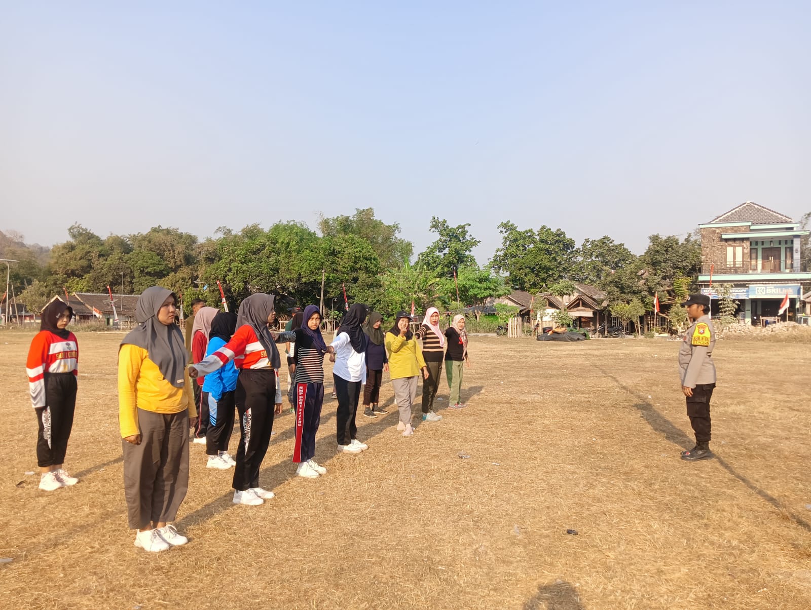 Persiapan Jelang Perayaan HUT Ke-81 RI, Bhabinkamtibmas Polsek Gondang Latih Anggota Paskibra Desa Pajeng Kecamatan Gondang