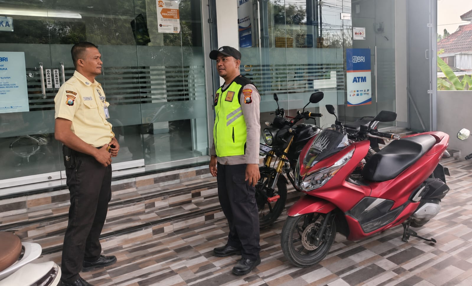 Polsek Kanor Tingkatkan Patroli di Kantor Bank Sambil Titip Pesan Kamtibmas