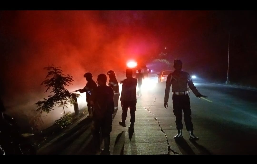Respon Cepat Polsek Padangan Padamkan Kebakaran Lahan di Desa Prangi