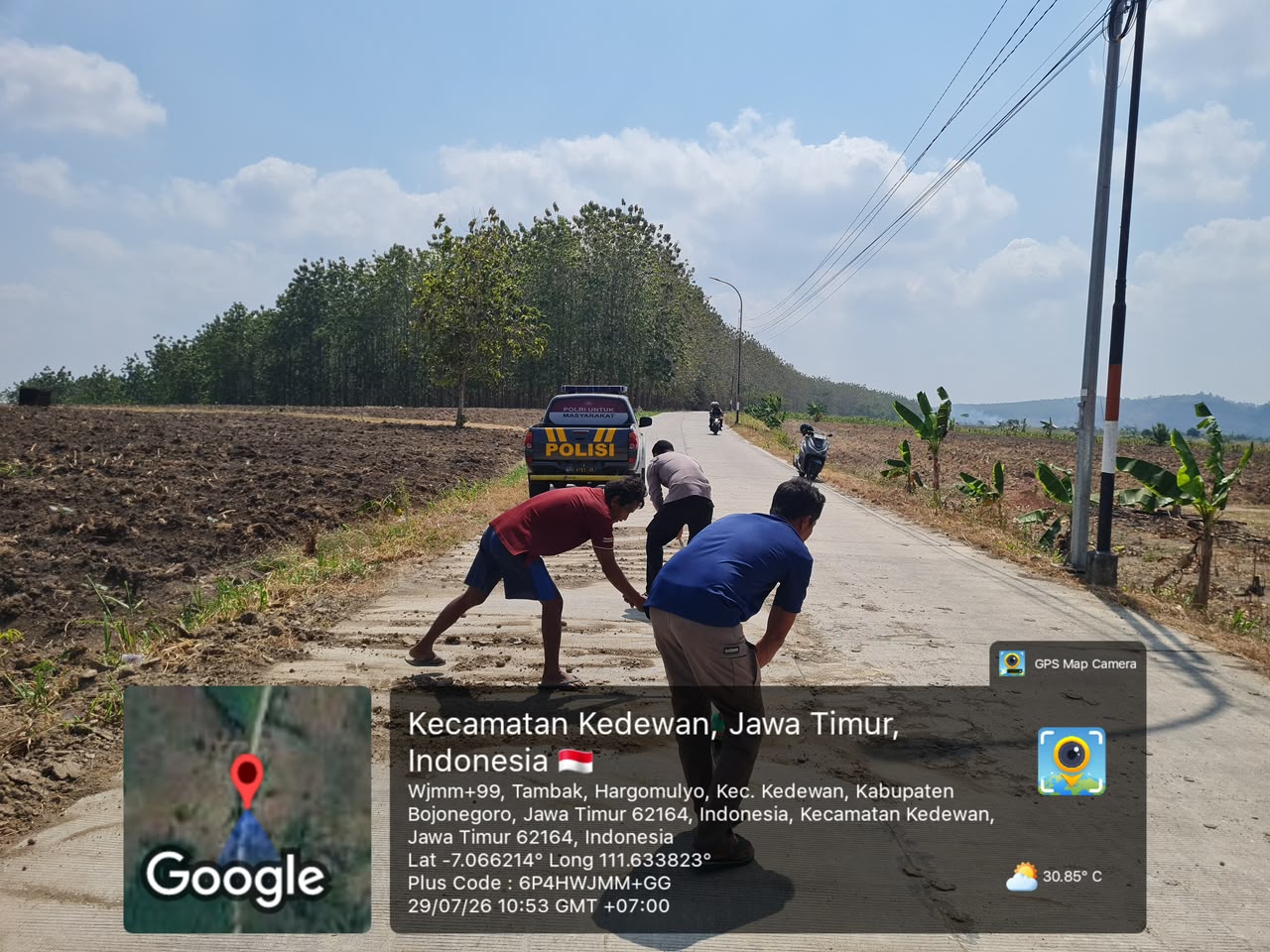 Respon Cepat Call Center 110 Polri, Polsek Kedewan Datangi TKP Tumpahan Mateial Tanah Yang Tercecer di Jalan