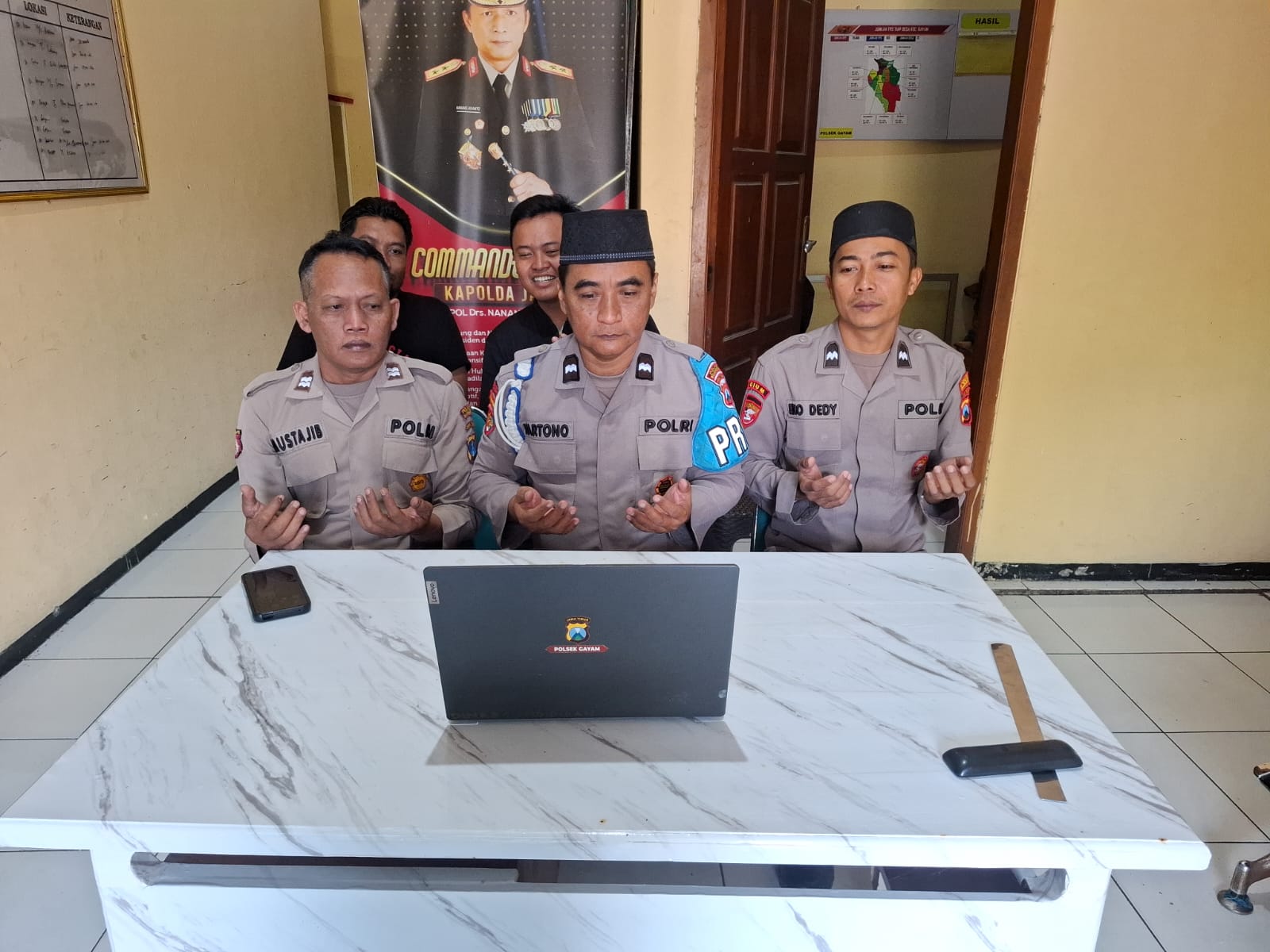 Melalui Zoom Binrohtal jajaran Polres, Polsek Gayam Tingkatkan Keimanan Dan Ketaqwaan Personelnya