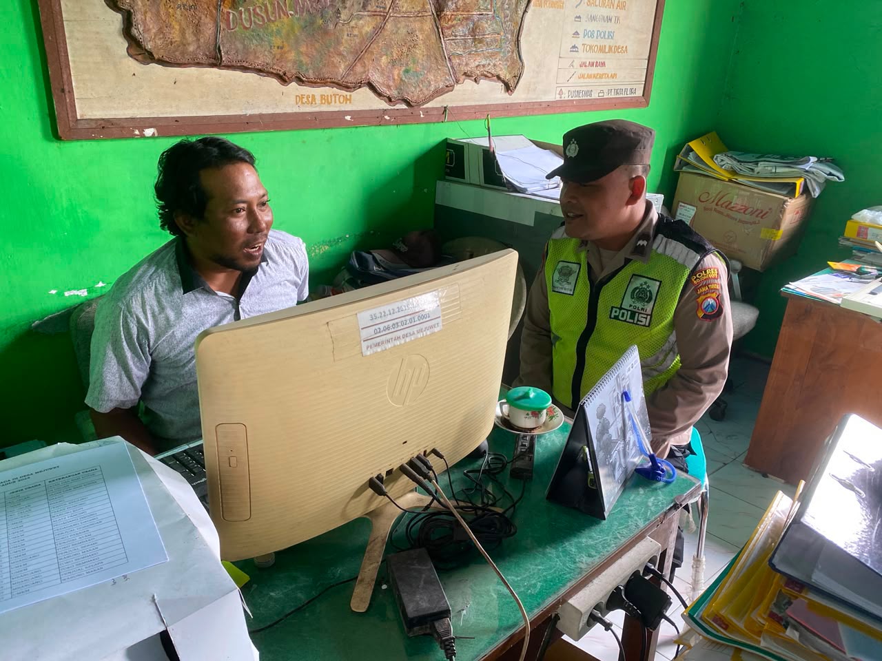 POLSEK SUMBERREJO HADIR DI TENGAH MASYARAKAT MELALUI PATROLI DIALOGIS, WUJUDKAN KAMTIBMAS YANG AMAN DAN KONDUSIF