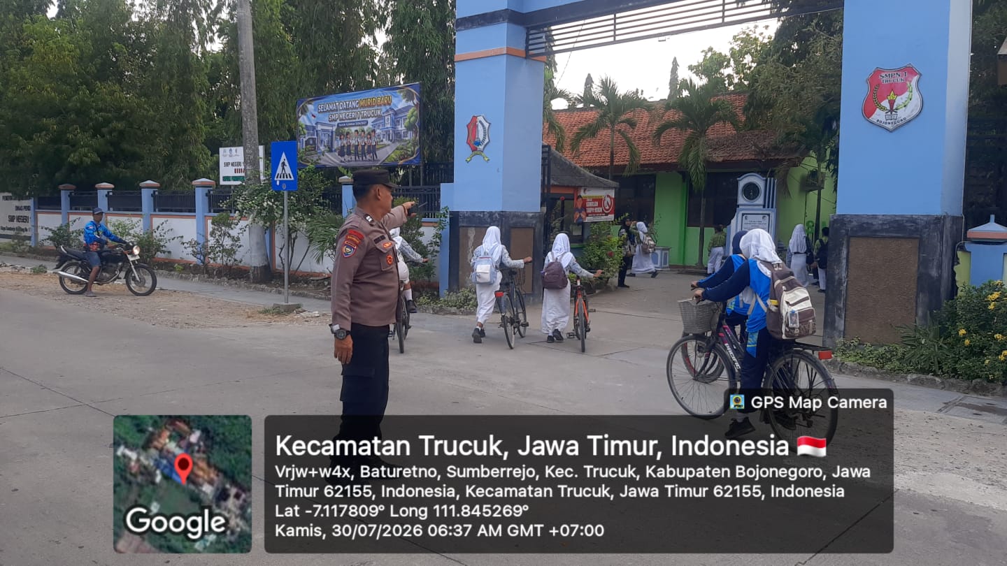 Polsek Trucuk Sapa Pagi Pengaturan Arus Lalu Lintas Di Sekolah