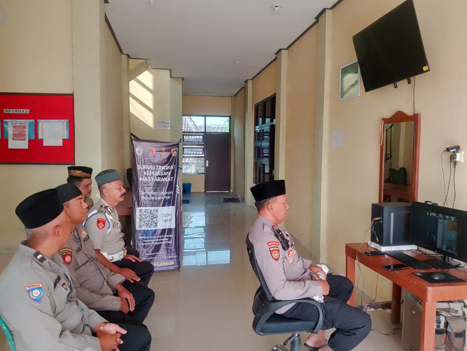 Kapolsek beserta Personil Polsek Ngambon Mengikuti Zoom Binrontal di Polsek Ngambon.