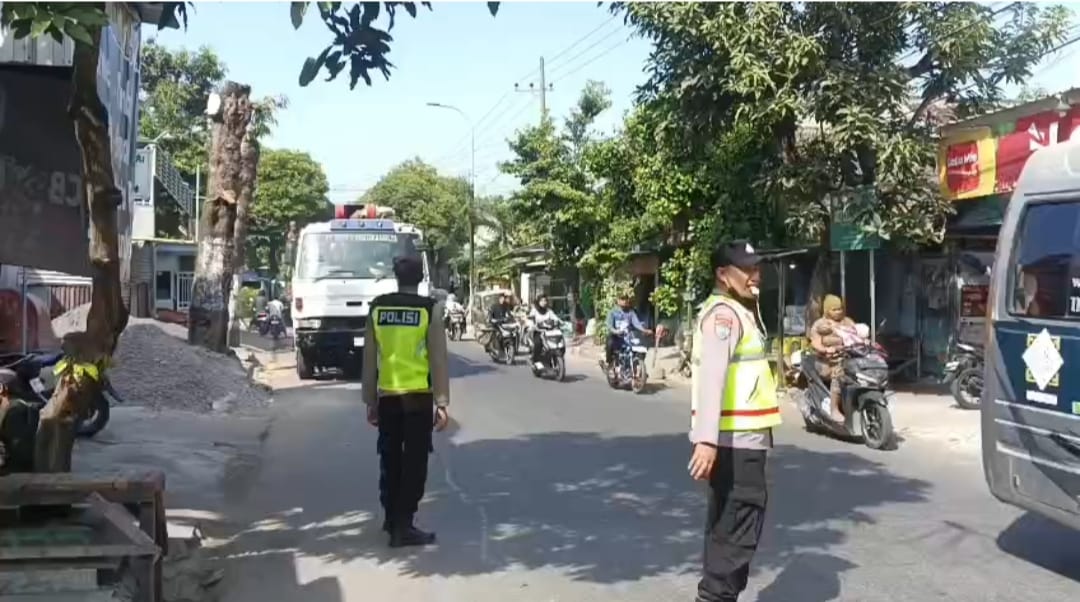 Personel Polsek Kalitidu Melaksanakan Pengaturan Arus Lalu lintas Cegah Kemacetan