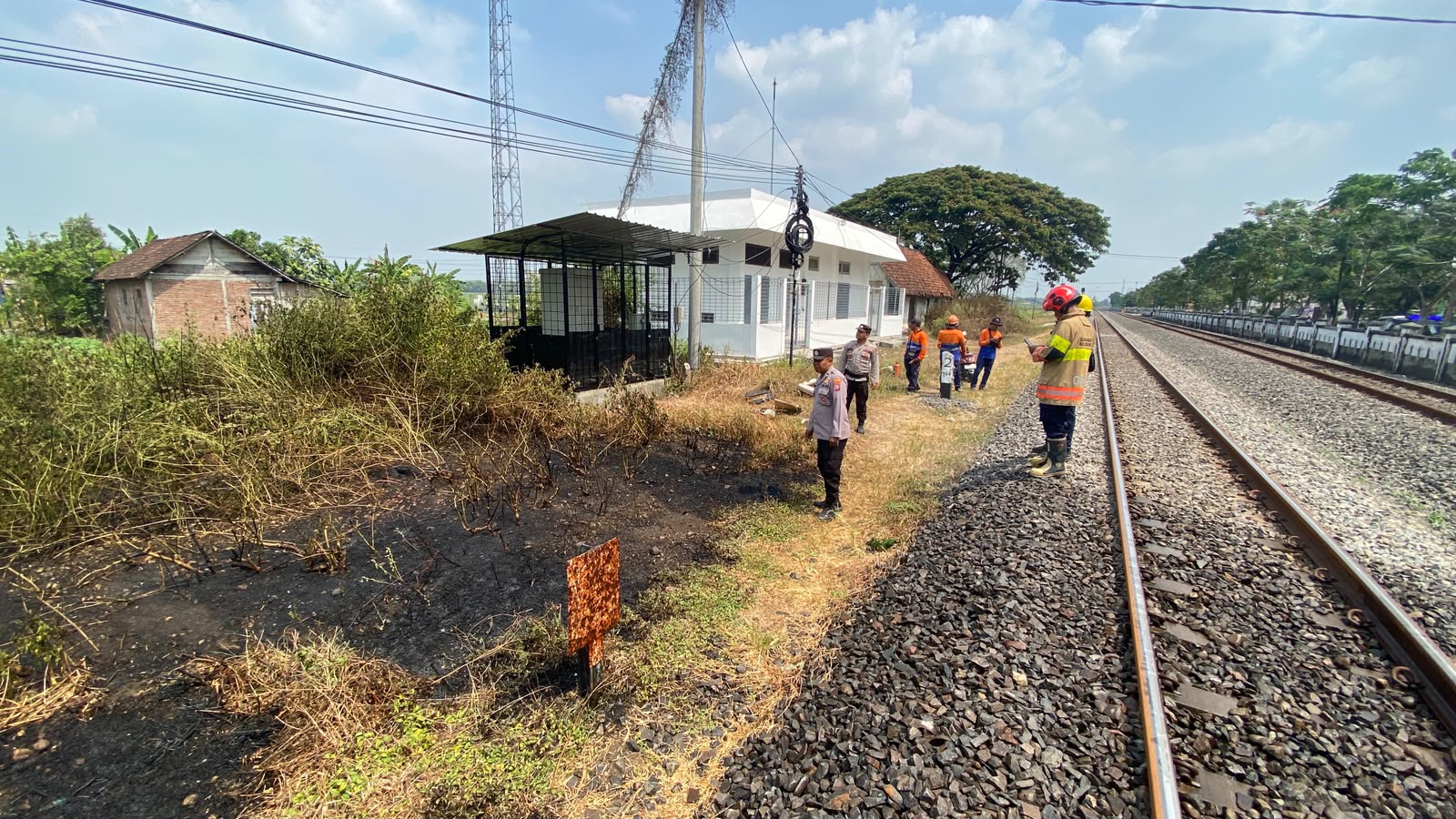 RESPON CEPAT CALL CENTER 110 POLSEK SUMBERREJO BERSAMA DAMKAR DAN KAI BERHASIL PADAMKAN KEBAKARAN LAHAN KOSONG DI DESA MEJUWET