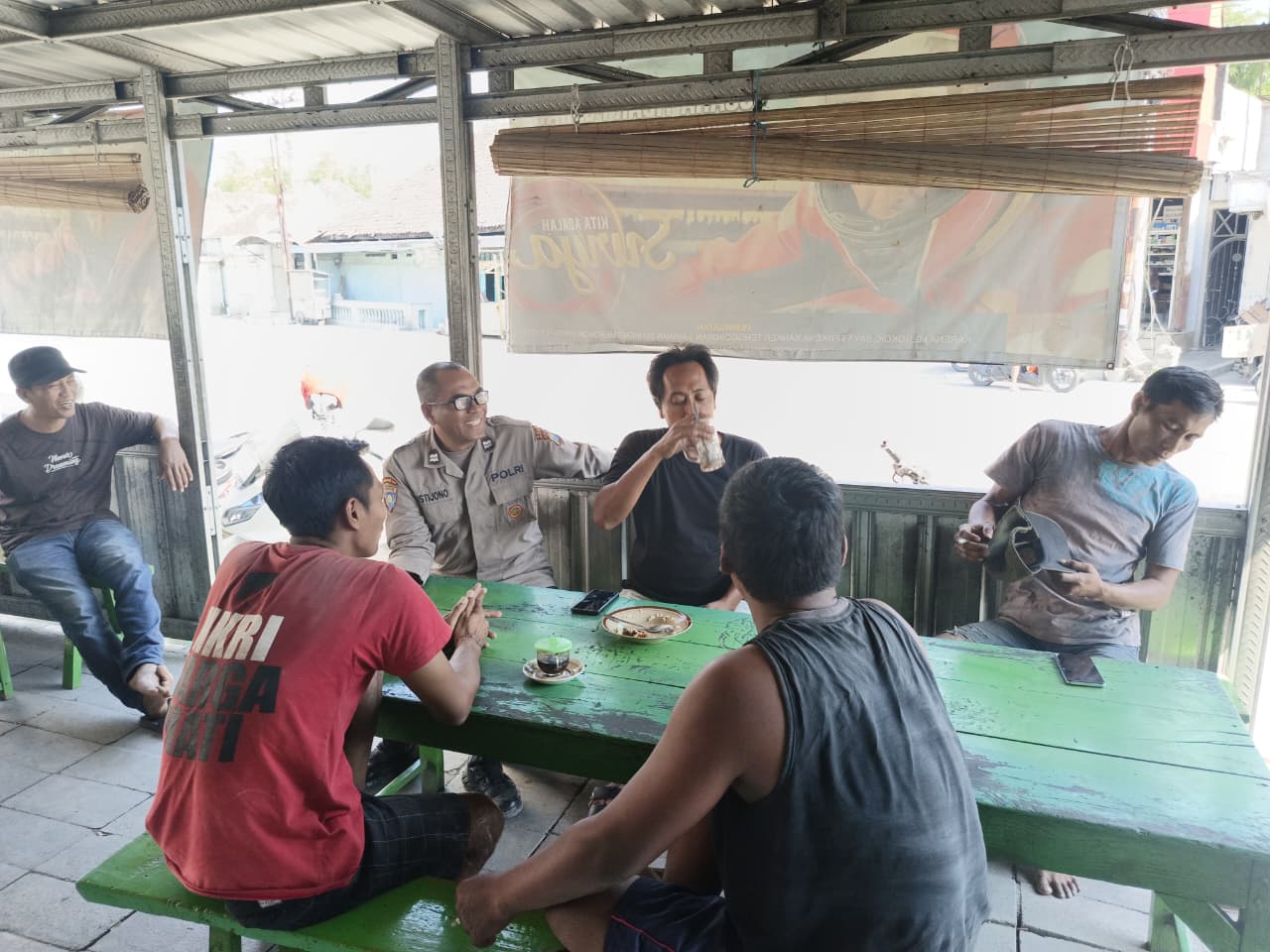 Melalui Ngopi Bareng, Kanit Binmas Polsek Ngraho Ajak Warga Jaga Kamtibmas