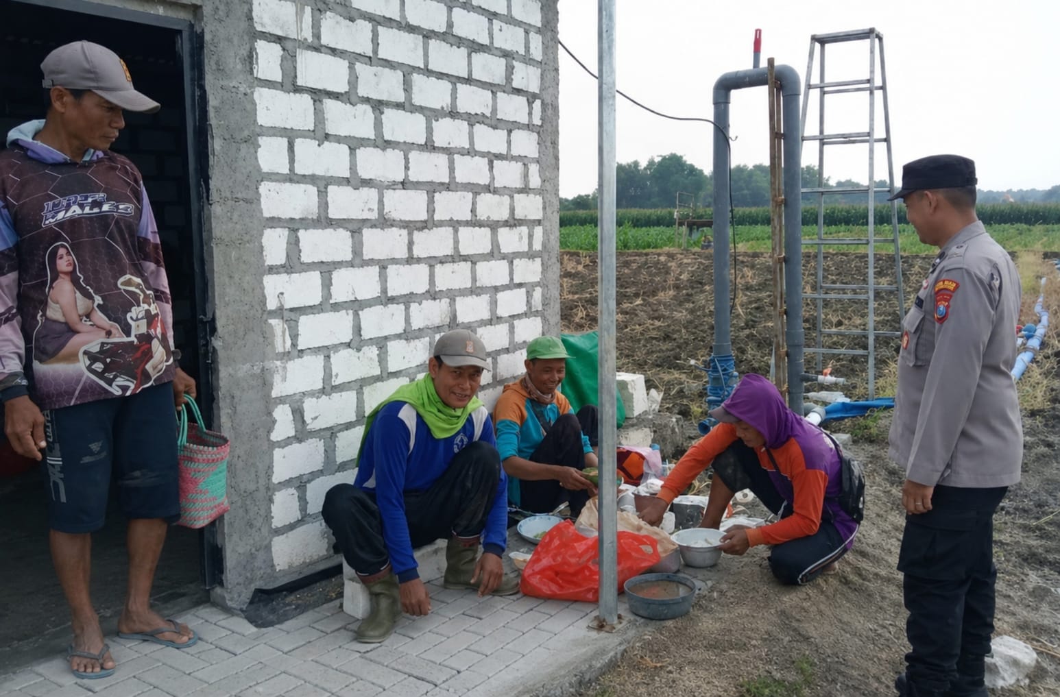 Bhabinkamtibmas Polsek Kanor Sapa Petani Jagung Saat Tanam
