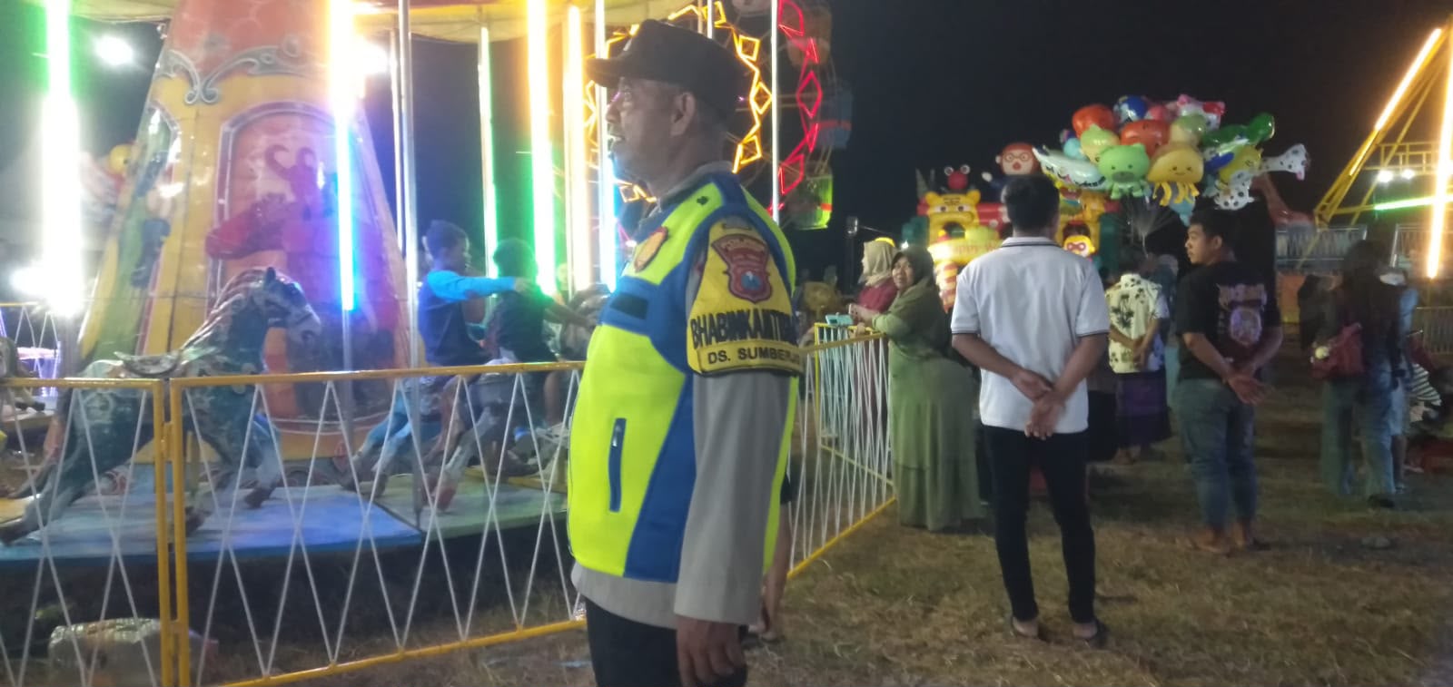 BHABINKAMTIBMAS DESA SUMBERJO LAKSANAKAN PENGAMANAN PASAR MALAM DEMI MENJAGA KAMTIBMAS