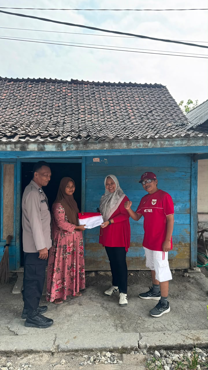 Tingkatkan Rasa Nasionalisme, Bhabinkamtibmas Dan Pemdes Bagikan Bendera Merah Putih kepada Warga Desa Purwosari