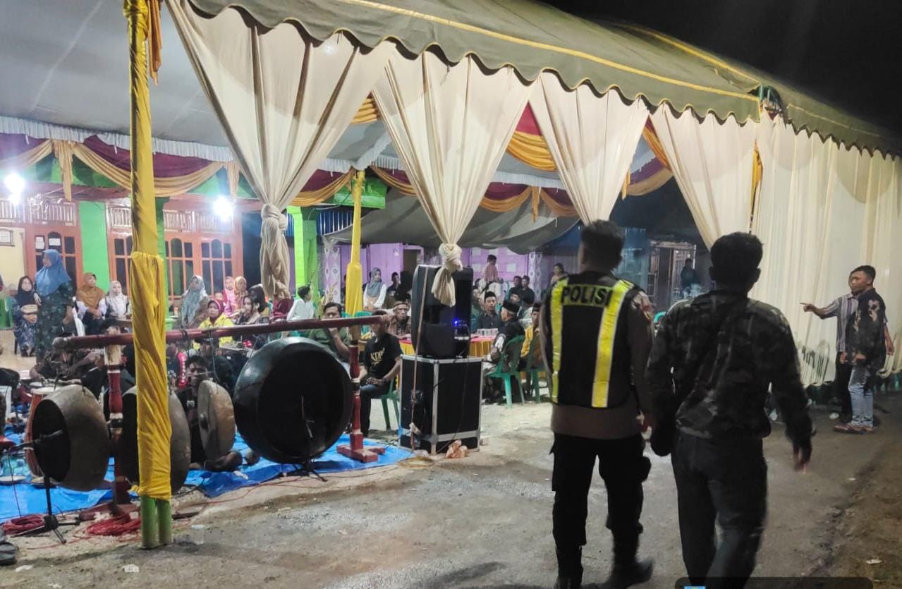 ANGGOTA POLSEK NGRAHO MELAKSANAKAN PAM PENTAS SENI REOG DI DESA NGANTI