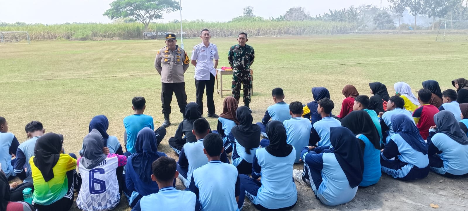 Sambangi Latihan di Lapangan, Forkopimcam Kalitidu Berikan Motivasi Pada Calon Paskibra