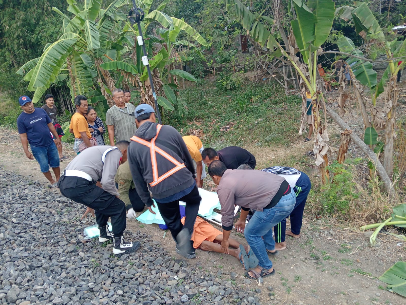 Respon Cepat Polsek Padangan Bantu Evakuasi Korban Tertemper Kereta Api di Desa Banjarjo