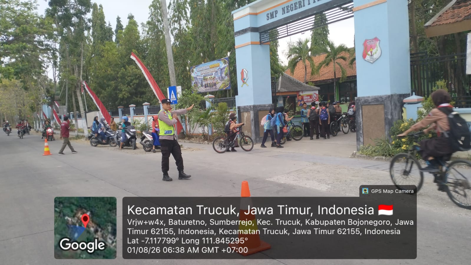 Sapa Pagi Polsek Trucuk, Bantu Penyebrangan Anak Sekolah