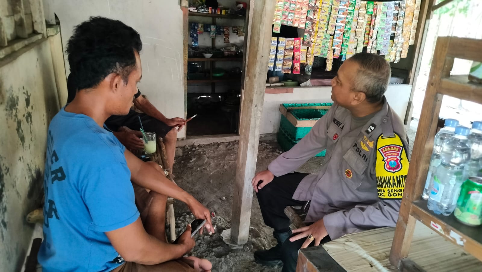 Bhabinkamtibmas Polsek Gondang Giat patroli Dialogis dengan warga Desa Binaan
