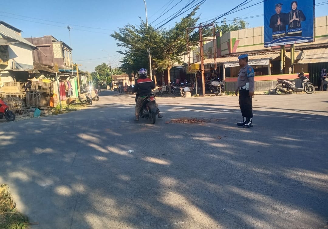 Antisipasi gangguan kantibmas dan macet anggota Polsek Gayam atur Arus lalin di perempatan Pasar Gayam Kecamatan Gayam Kabupaten Bojonegoro