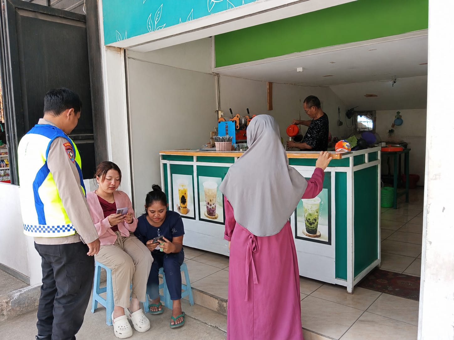 Bhabinkamtibmas Polsek Kanor Patroli Dialogis Sekaligus Memberikan Rasa Aman Nyaman