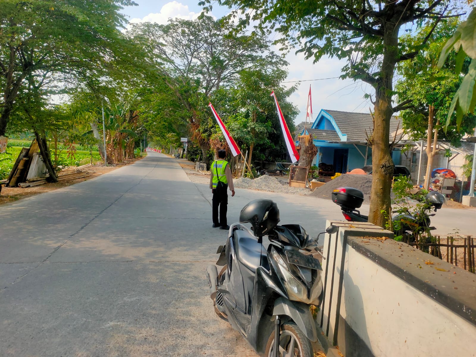 Piket jaga polsek Sukosewu laksanakan sapa siang