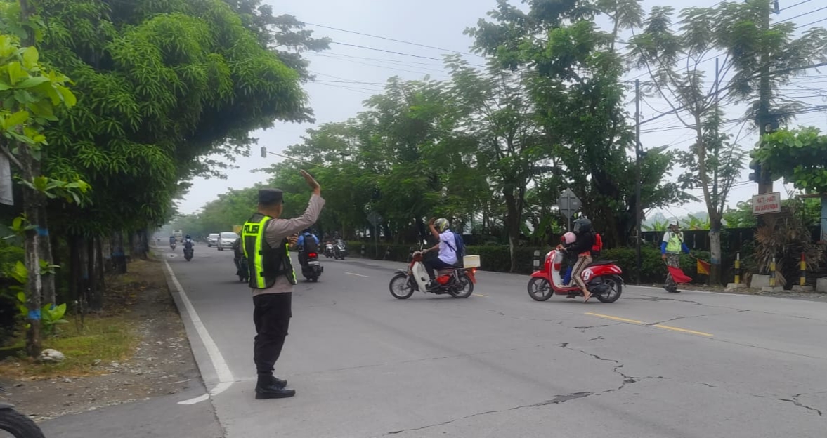 Cegah Kemacetan Di Jalan, Polsek Kalitidu Sapa Pagi Dengan Pengaturan Lalu Lintas