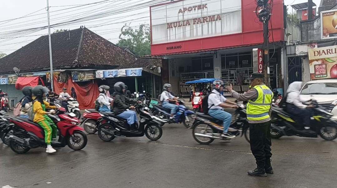 Anggota Polsek Ngraho Melaksanakan Giat Sapa Pagi, Atur Lalu lintas dan Antisipasi Kemacetan